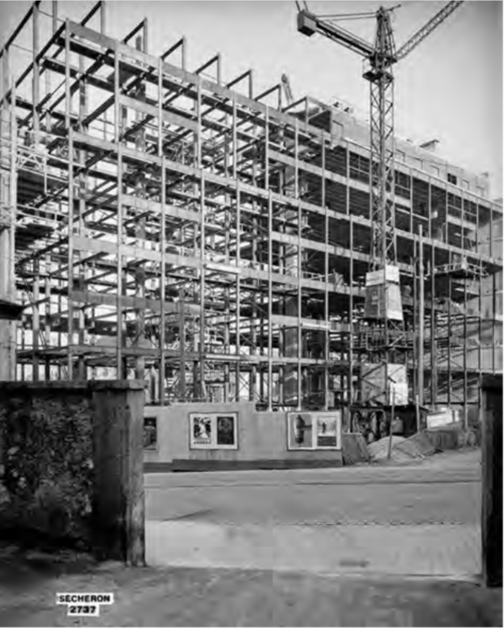 Rohbau eines mehrstöckigen Stahlrahmens mit Baukran.